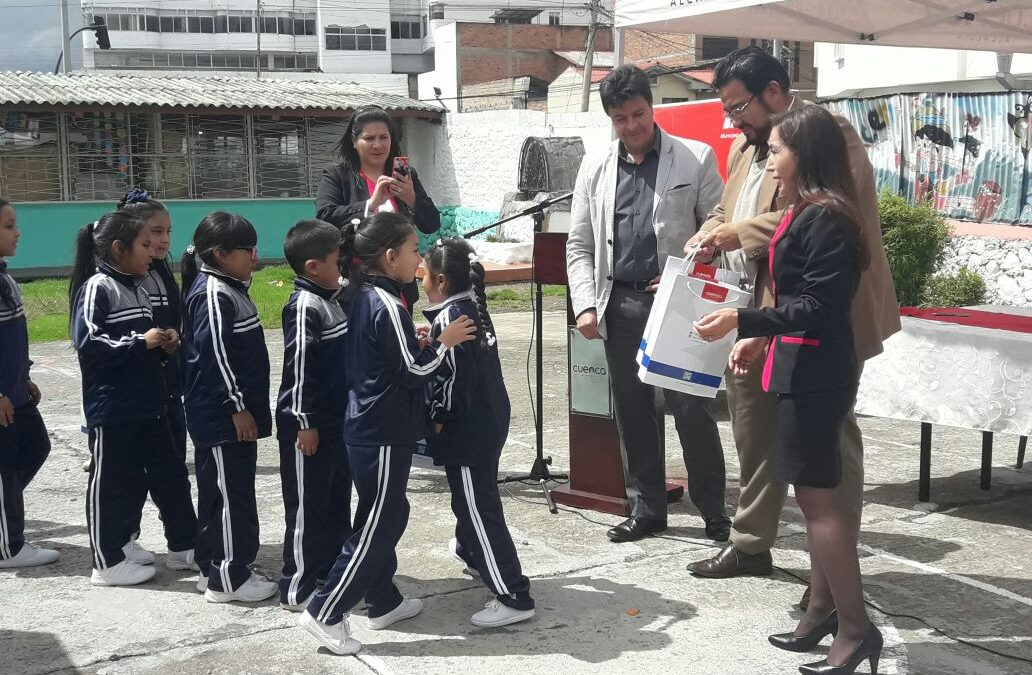 Entrega de Kit’s de aseo bucal escuela Mary Corile