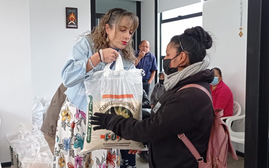 Se entregan kits alimenticios a parroquias urbanas y rurales