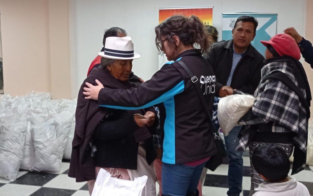 Población de Tarqui y Cumbe recibe kits de ayuda social