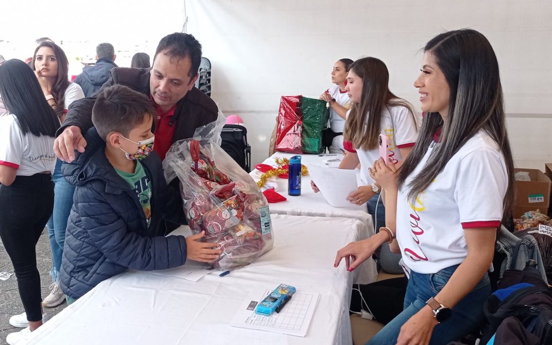 Acción Social llegó con fundas de caramelos y juguetes por Navidad