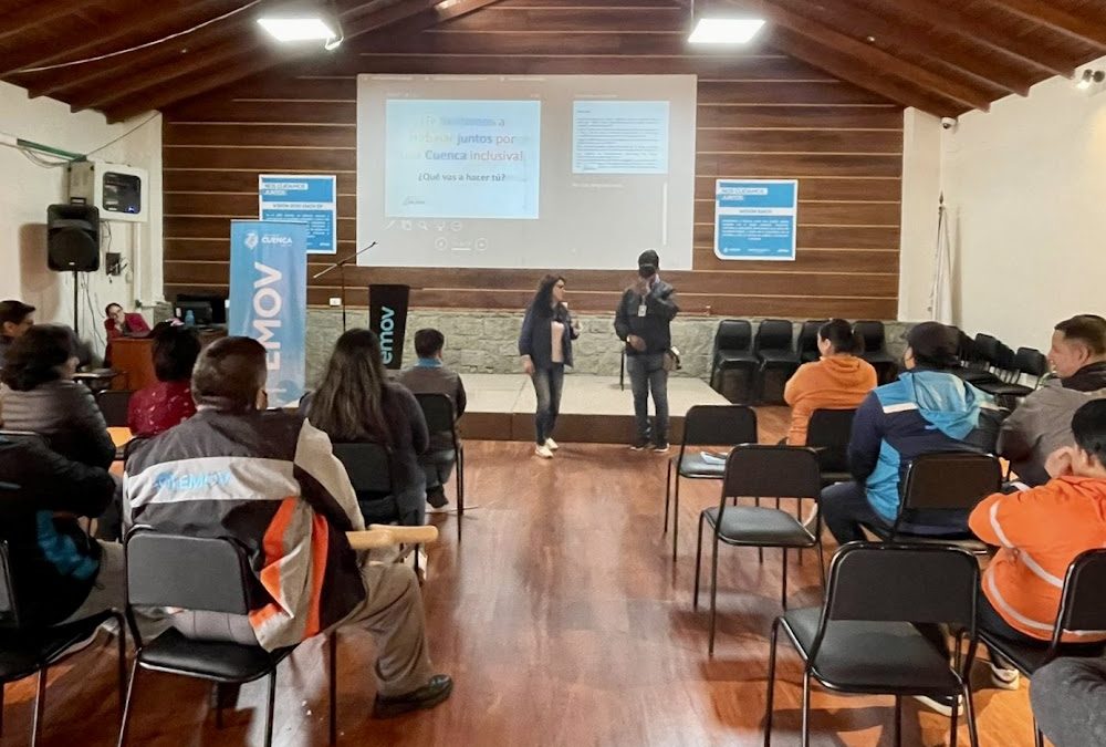 TÉCNICOS DE LA UNIDAD CENTRO DE DISCAPACIDAD BRINDA TALLERES A PERSONAL DE LA EMOV EP. SOBRE SENSIBILIZACIÓN EN FAVOR DE LA DISCAPACIDAD