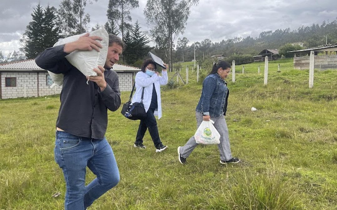 Entrega de kit de alimentos y atención médica a Adulto Mayor en la parroquia Sidcay