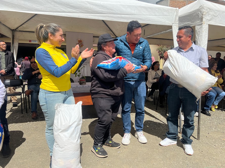 ENTREGA DE 200 KITS A LOS AFILIADOS DE LA CASA DEL OBRERO