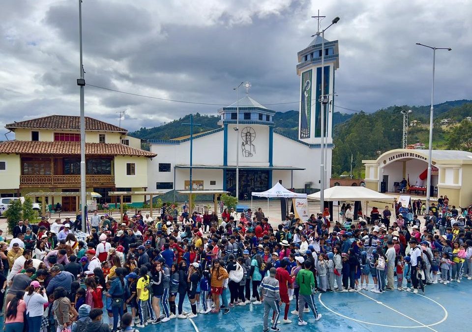 NAVIDAR CON AMOR PARA LOS NIÑOS DE LA PARROQUIA CHECA