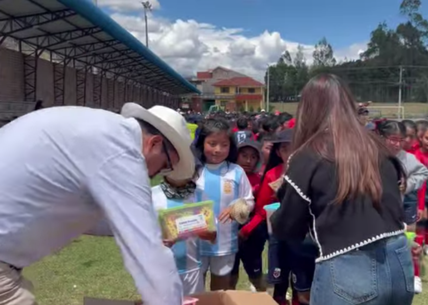 AGASAJO NAVIDEÑO A LOS NIÑOS Y NIÑAS DE LA PARROQUIA TARQUI