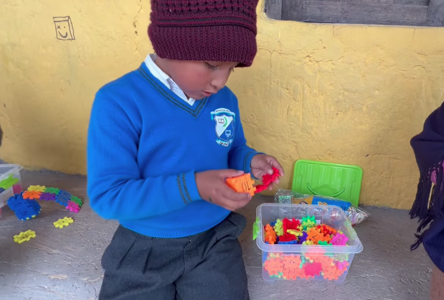 ENTREGA DE JUGUETES Y CARAMELOS A NIÑOS Y NIÑAS DE LA PARROQUIA QUINGEO