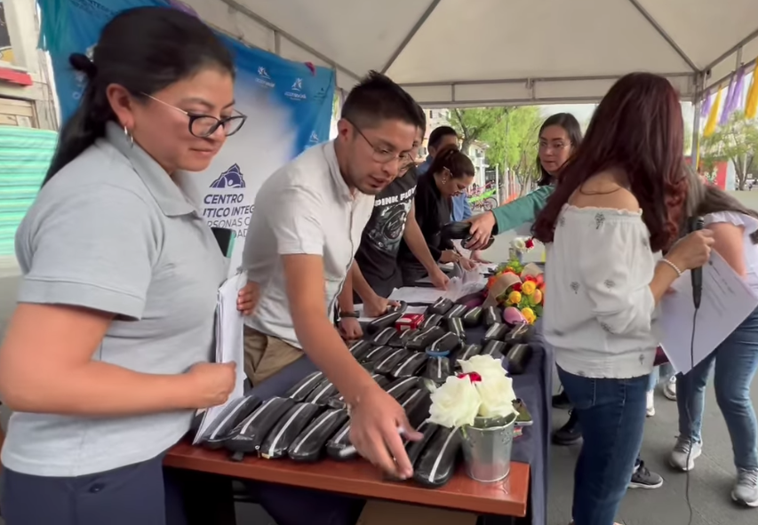 ENTREGA DE LENTES A BENEFICIARIOS DEL CENTRO DE DISCAPACIDADES
